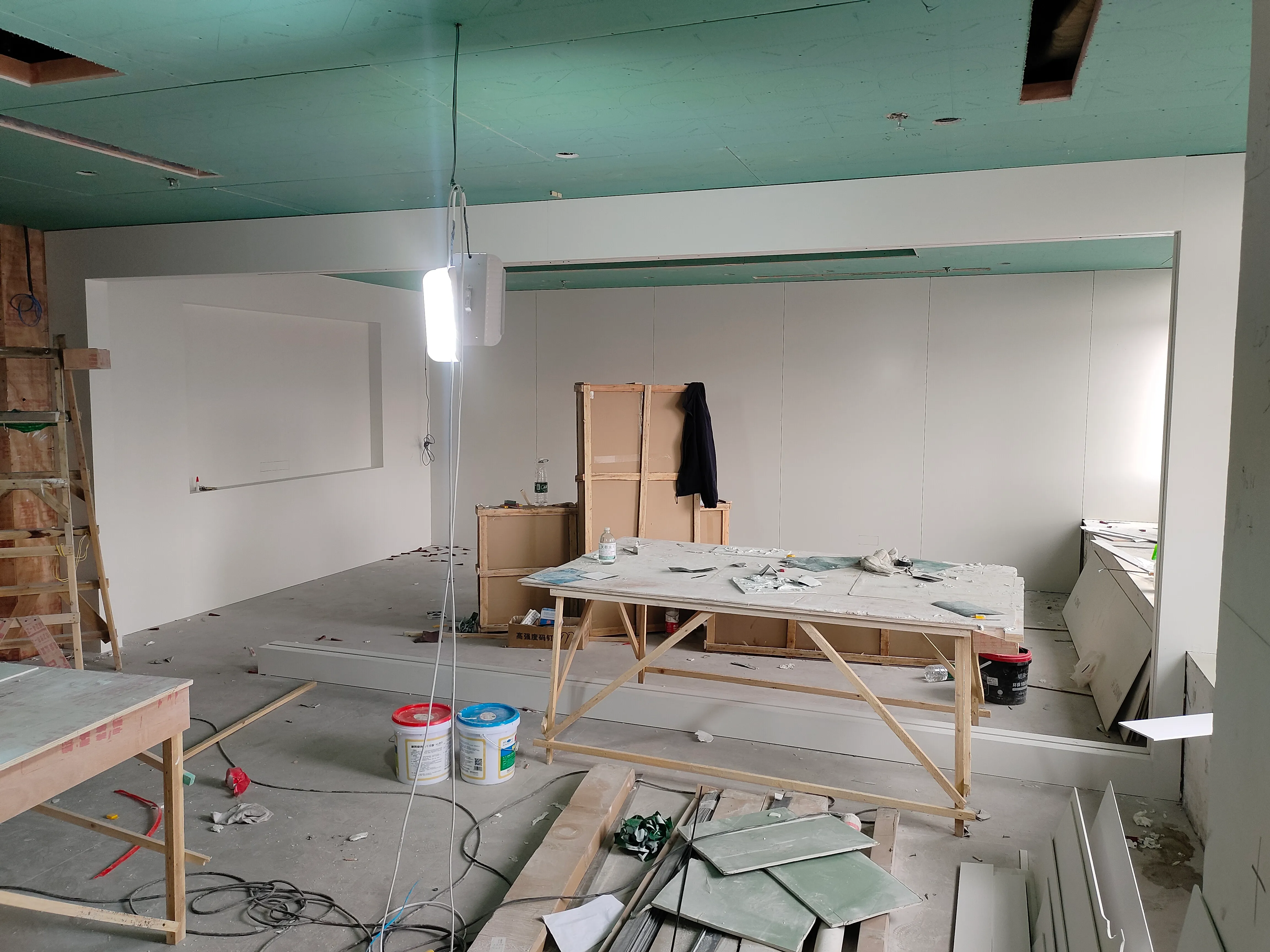 Quiet Luxury Leather Goods Store with White Sintered Stone - Quiet Luxury Leather Goods Store with White Sintered Stone 4