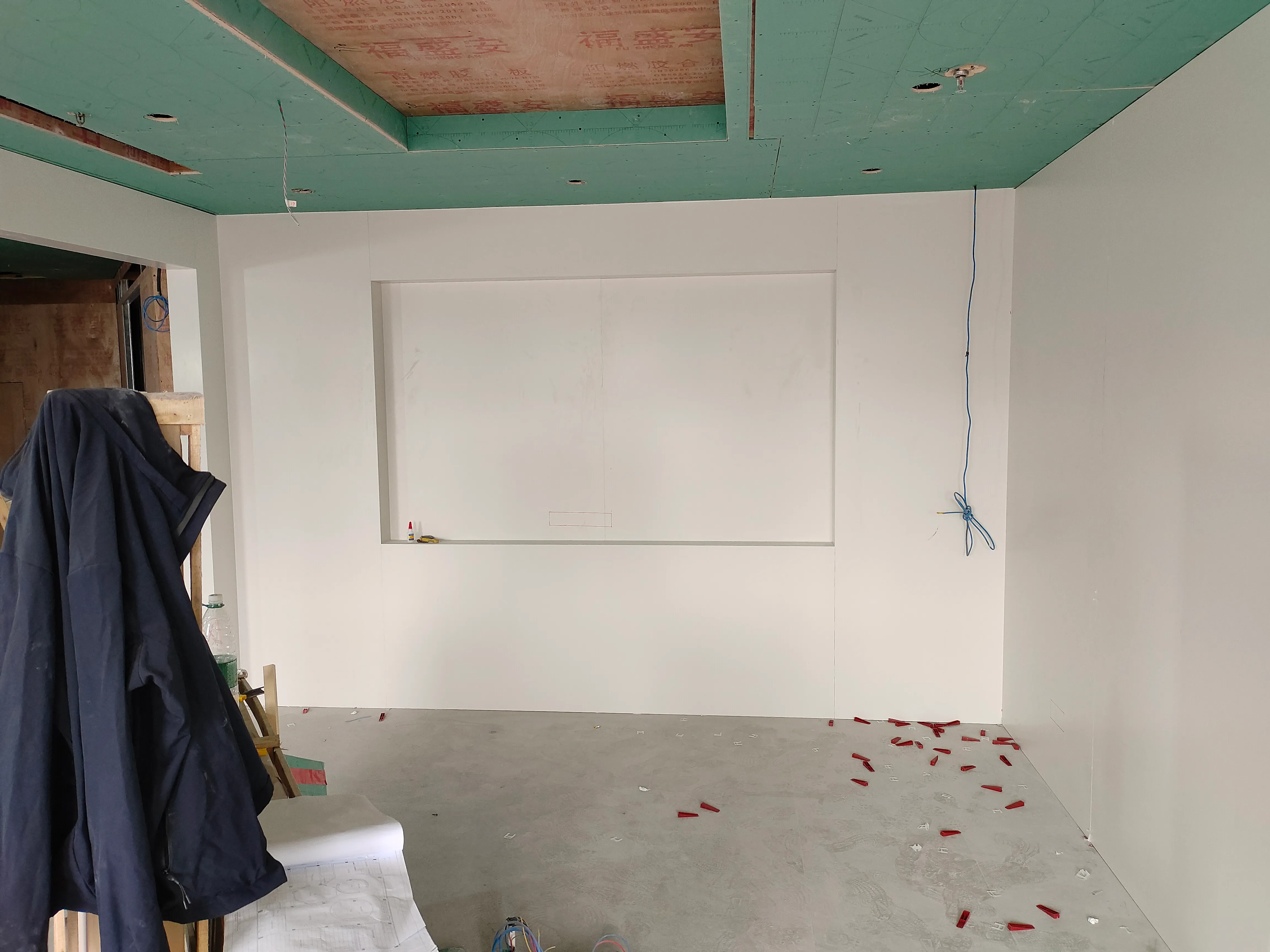 Quiet Luxury Leather Goods Store with White Sintered Stone - Quiet Luxury Leather Goods Store with White Sintered Stone 5