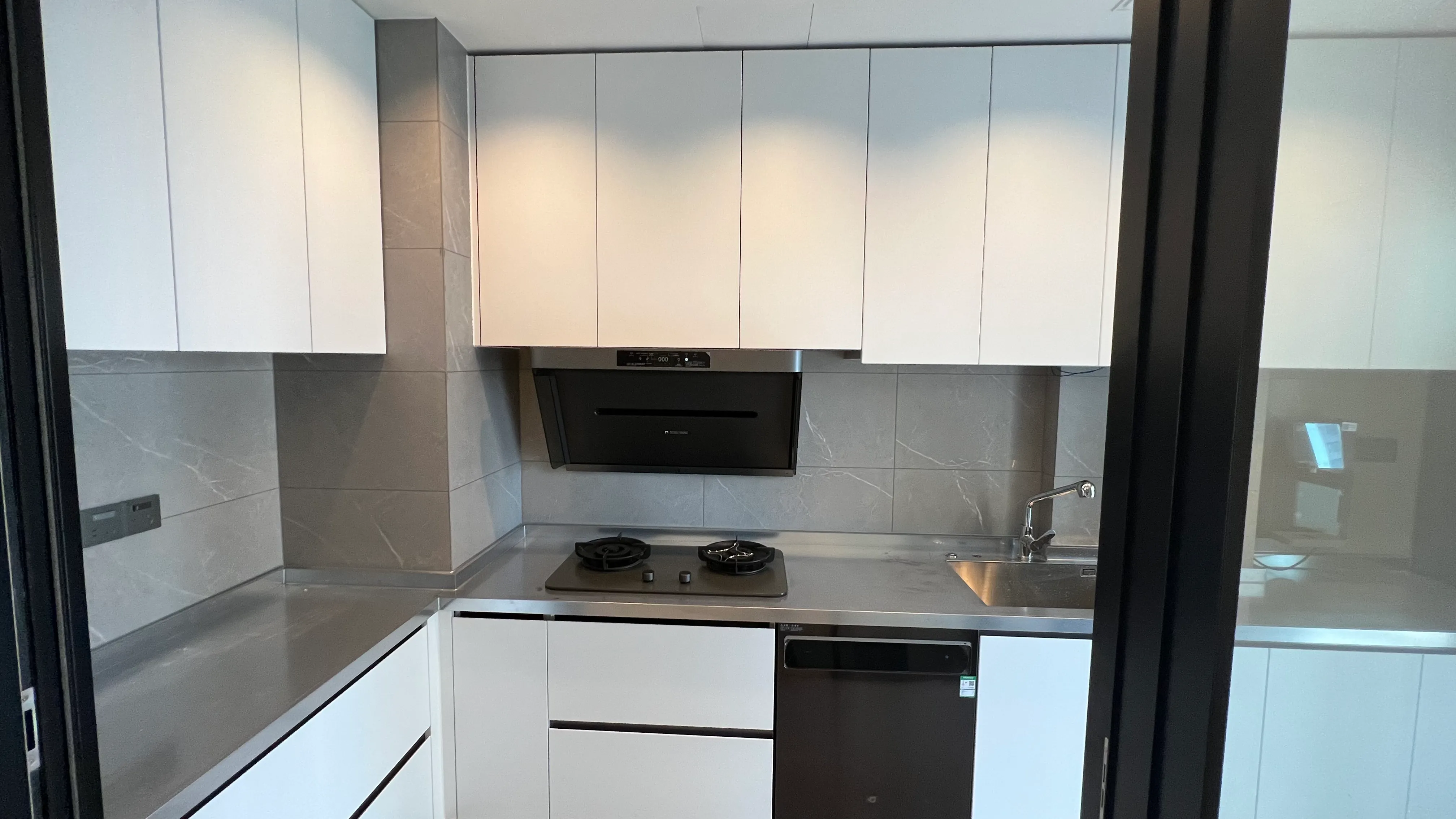 Modern Classic Apartment with Stone Look Tiles - Modern Classic Kitchen with Stone Look Tiles 2