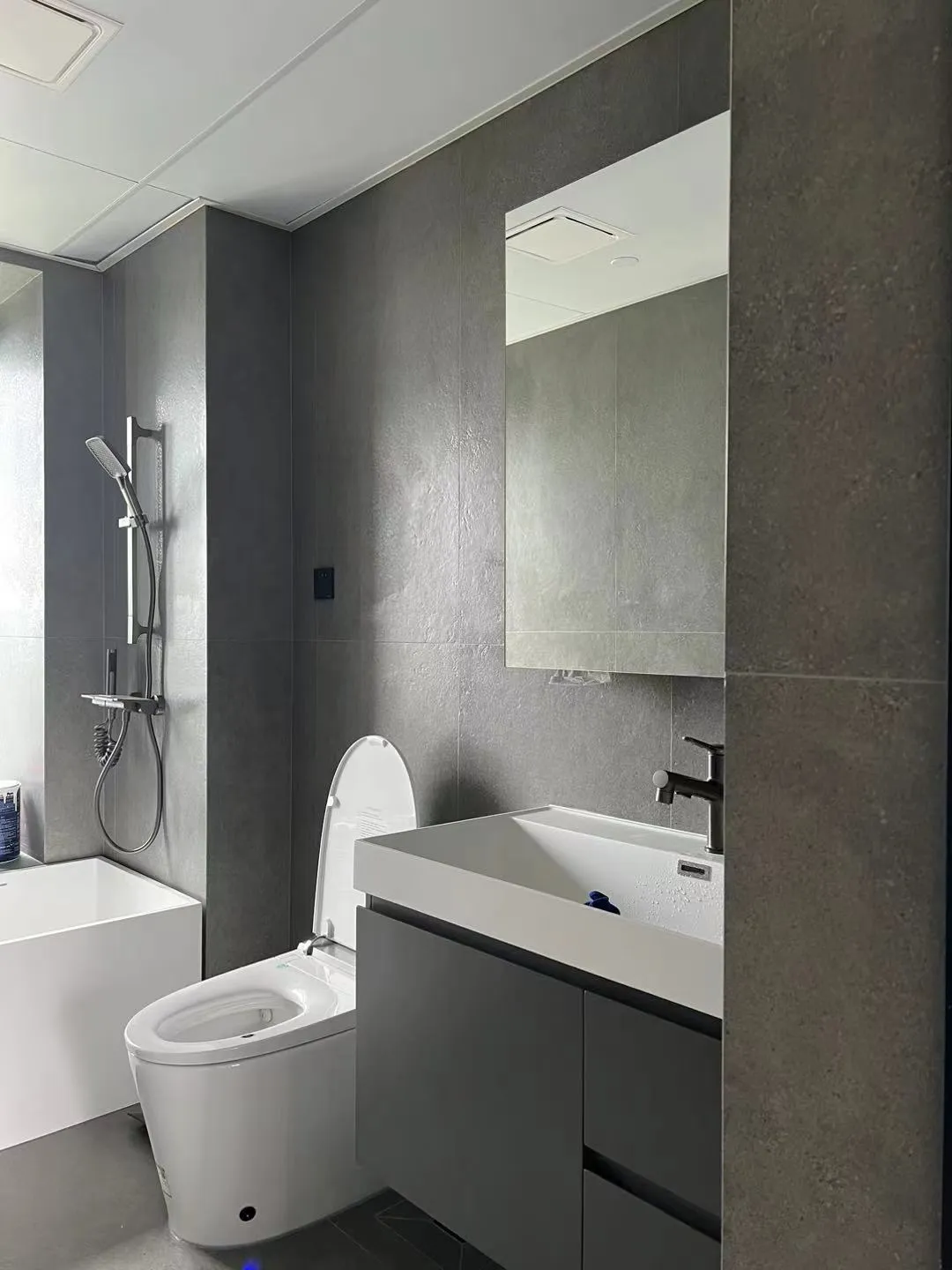 Modern Luxury Bathroom with Concrete Look Tiles