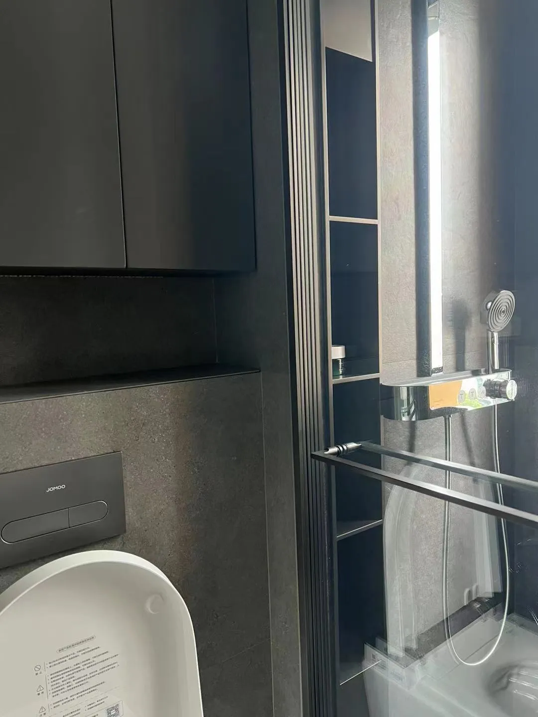 Modern Luxury Bathroom with Stone-Look Tiles - Modern Luxury Bathroom with Stone-Look Tiles 2