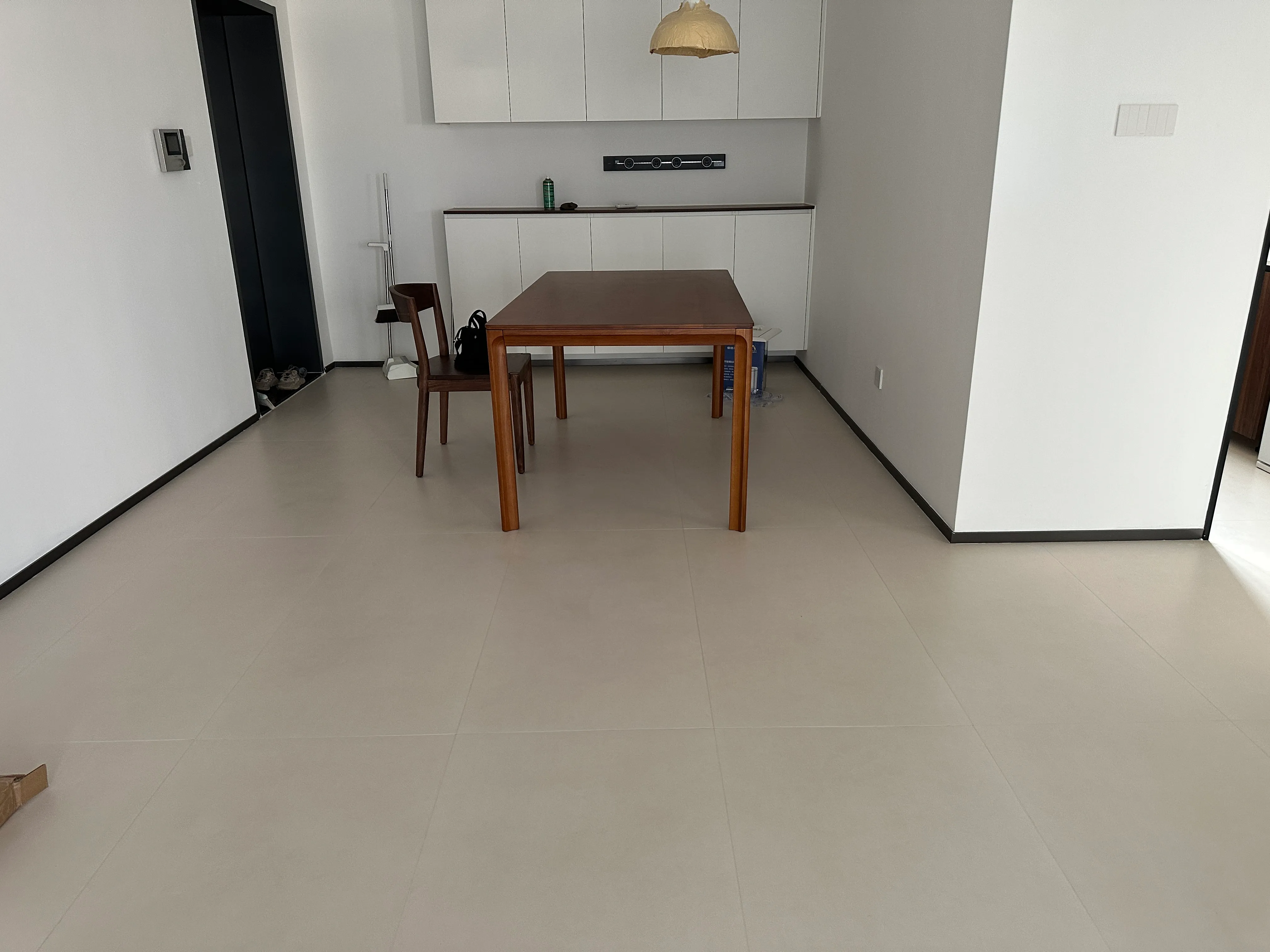 Modern Minimalist Apartment with Concrete Look Tiles - Modern Minimalist Living Room with Concrete Look Tiles  5