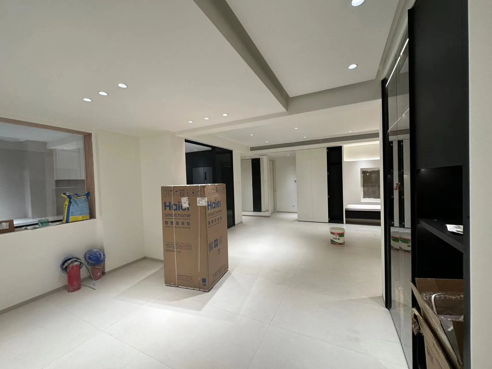 Modern Minimalist Apartment with Microcement Tiles - Modern Minimalist sLiving Room with Microcement Tile 3