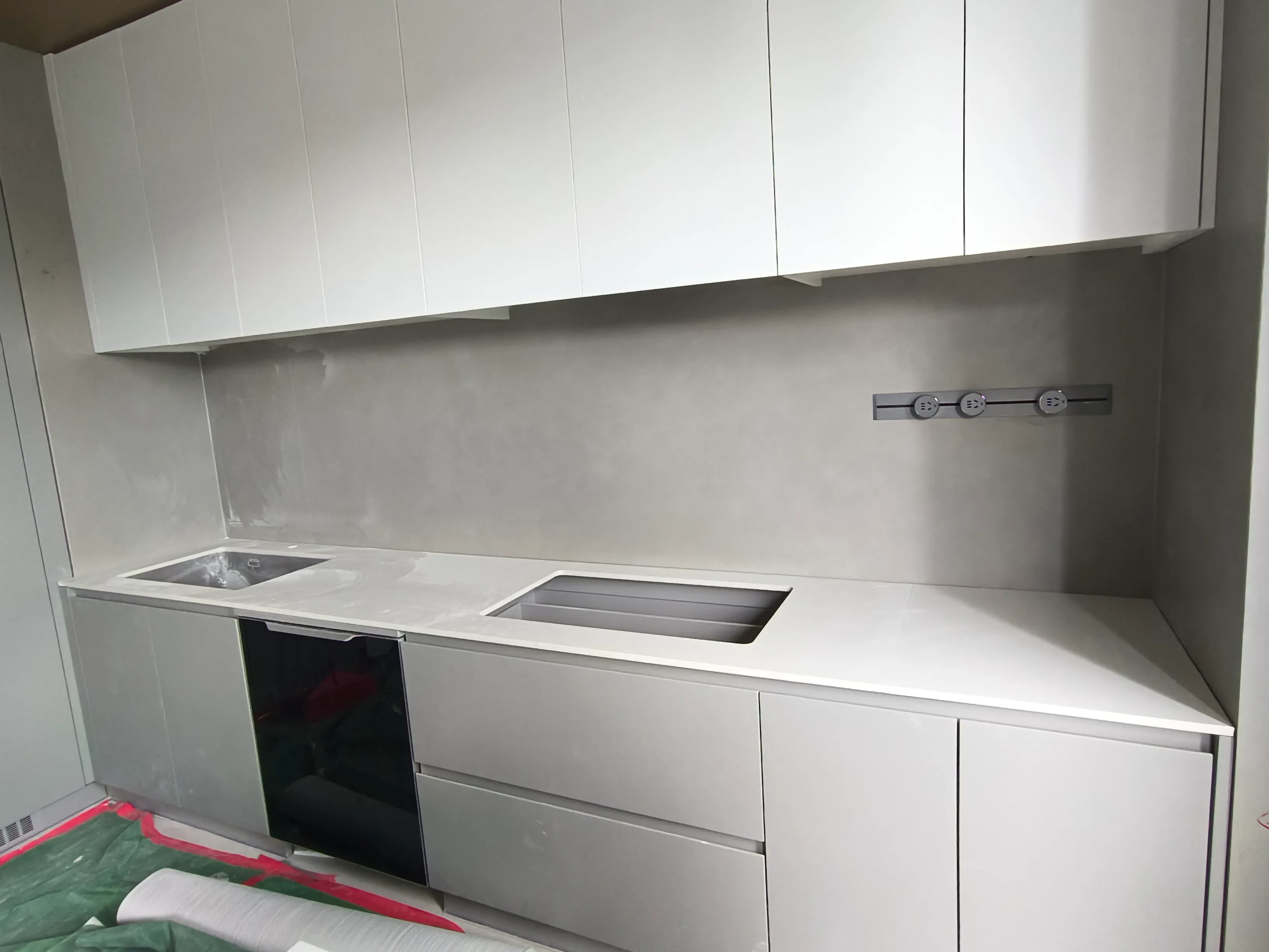 Modern Minimalist Kitchen with Pure White Sintered Stone - 2.Modern Minimalist Kitchen with Pure White Sintered Stone 2