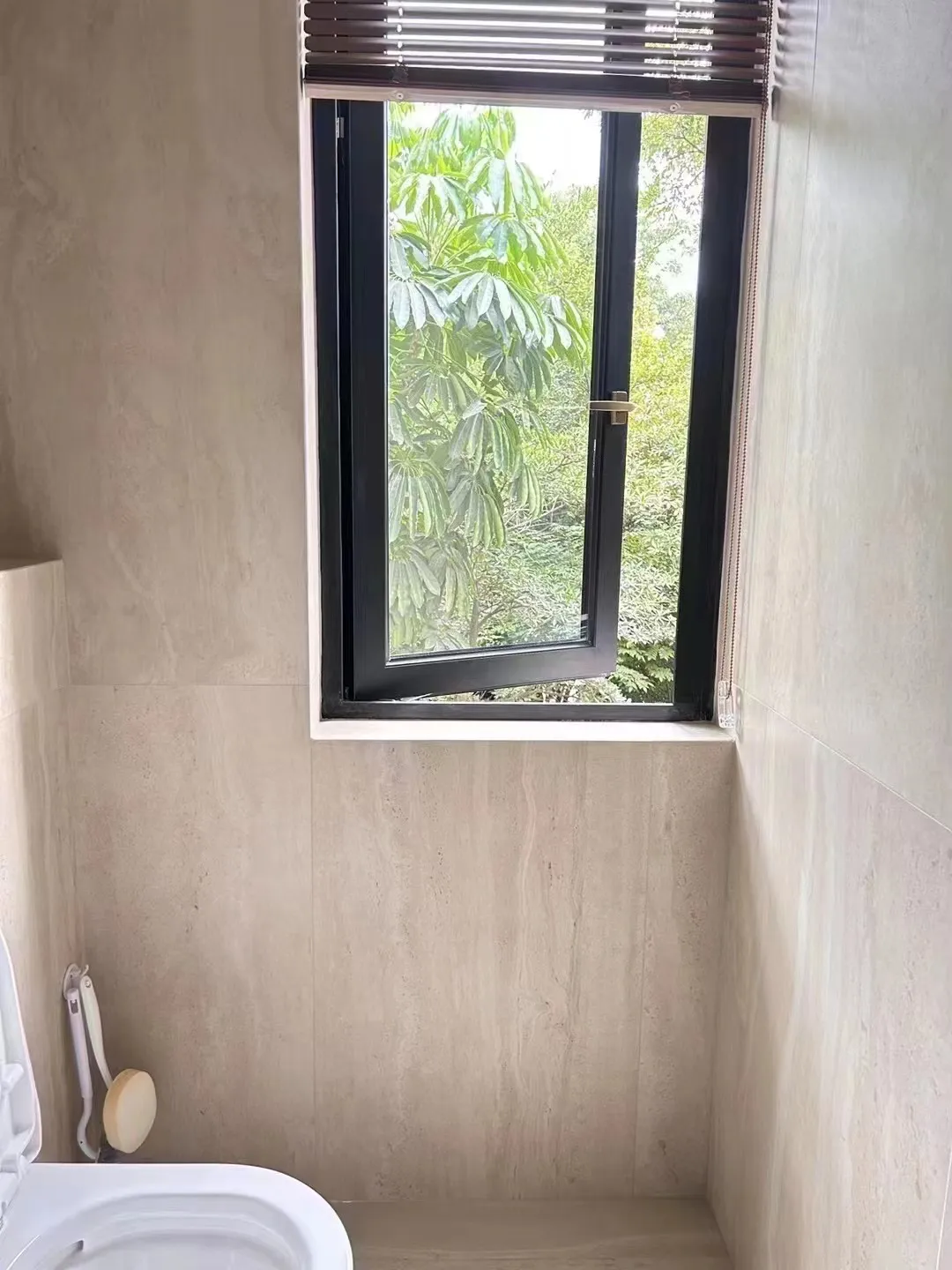 Quiet Luxury Bathroom with Travertine Look Tiles - Quiet Luxury Bathroom with Travertine Look Tiles 3