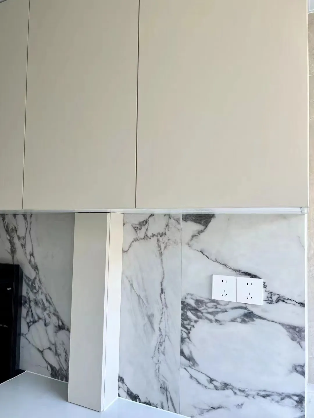 Quiet Luxury Kitchen with Marble Look Tiles - Quiet Luxury Kitchen with Marble Look Tiles 3