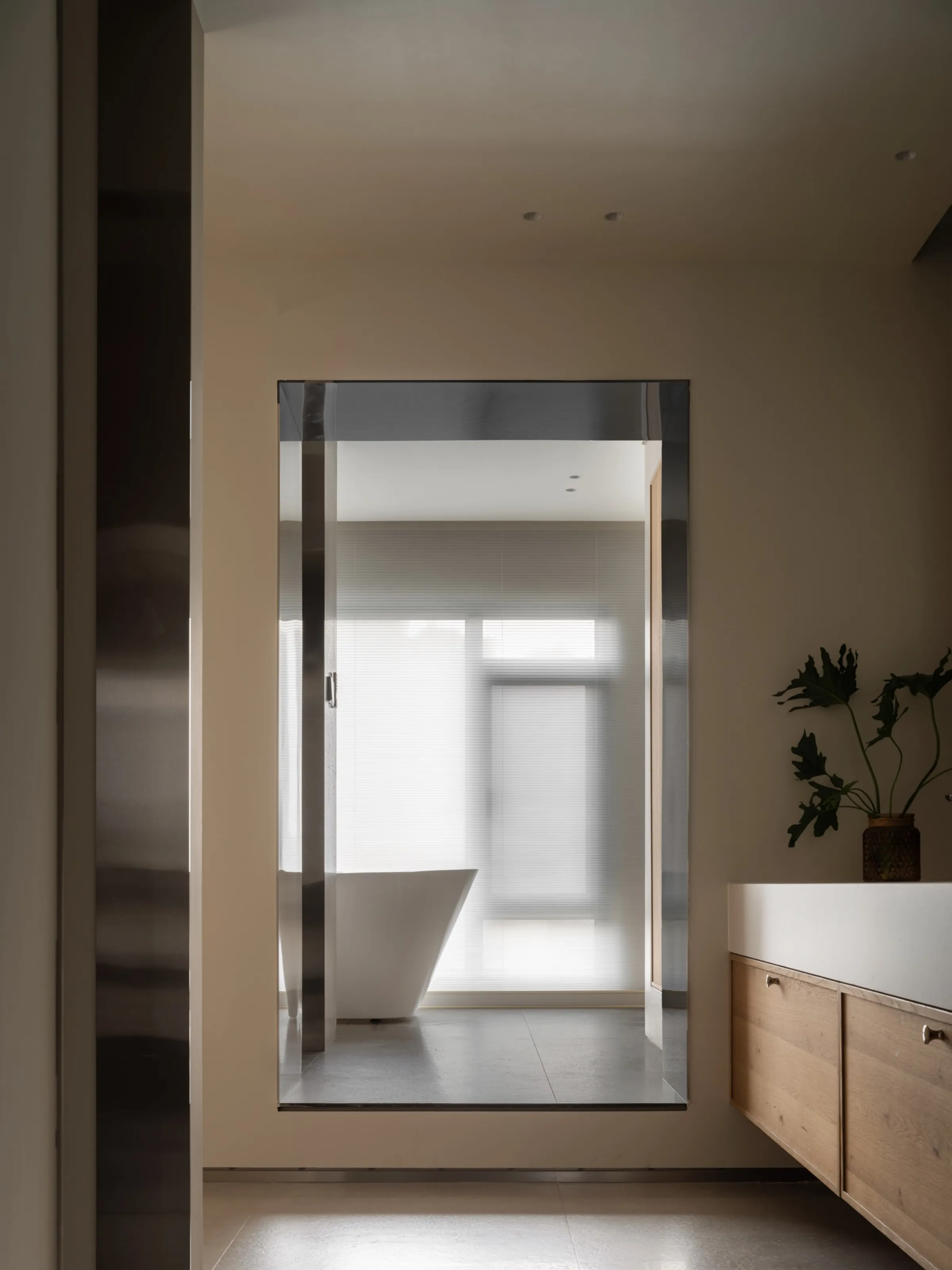 Quiet Luxury Villa with Limestone Look Tiles - Quiet Luxury Bathroom with Limestone Look Tiles 2