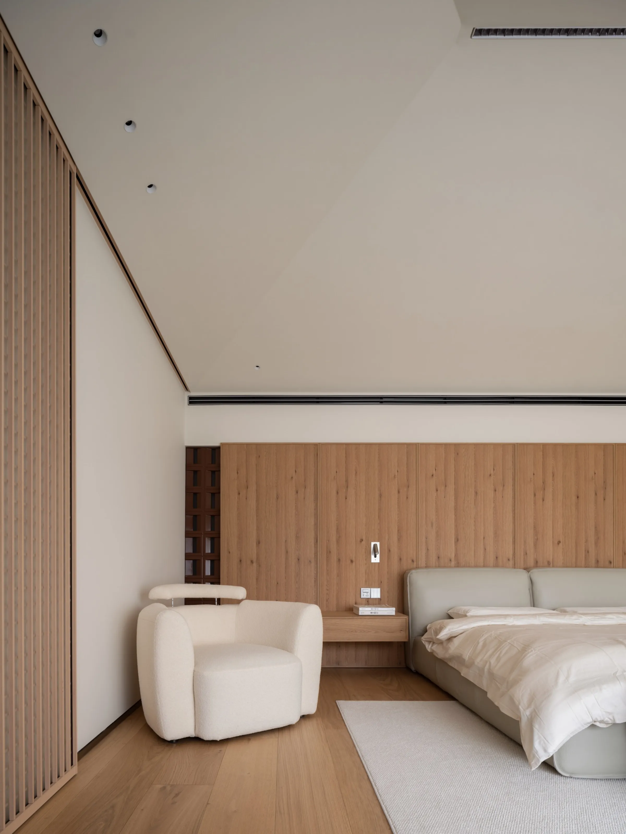 Quiet Luxury Villa with Limestone Look Tiles - Quiet Luxury Bedroom with Limestone Look Tiles 5