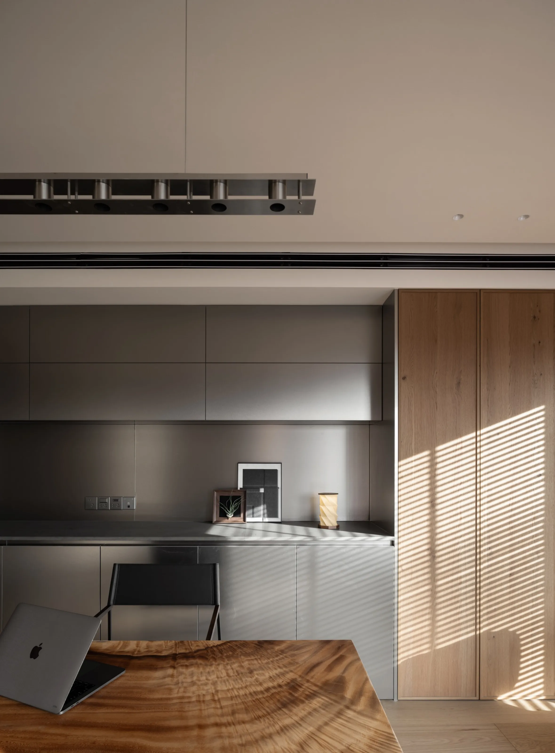 Quiet Luxury Villa with Limestone Look Tiles - Quiet Luxury Dining Room with Limestone Look Tiles 3