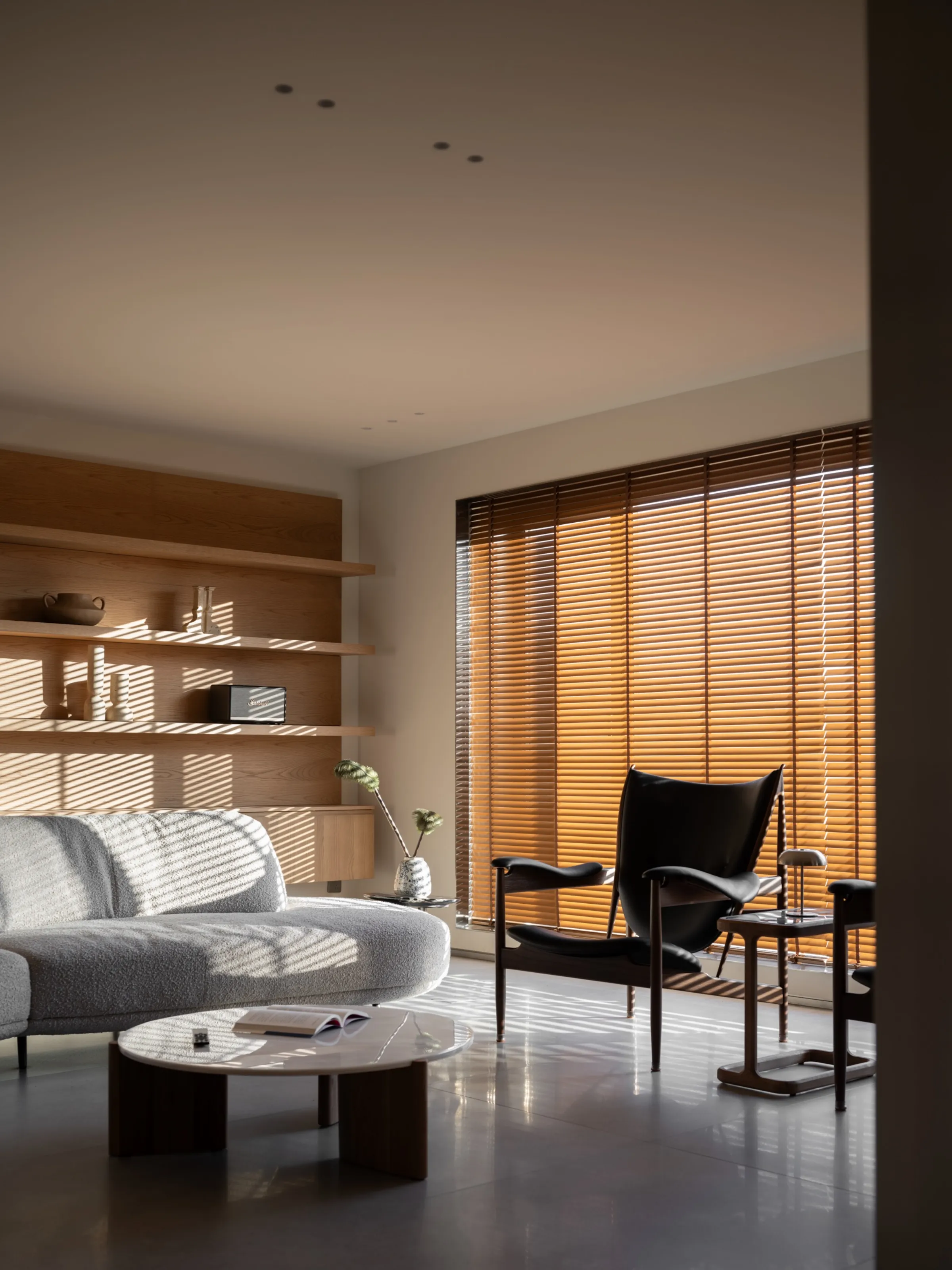 Quiet Luxury Villa with Limestone Look Tiles - Quiet Luxury Living Room with Limestone Look Tiles 11