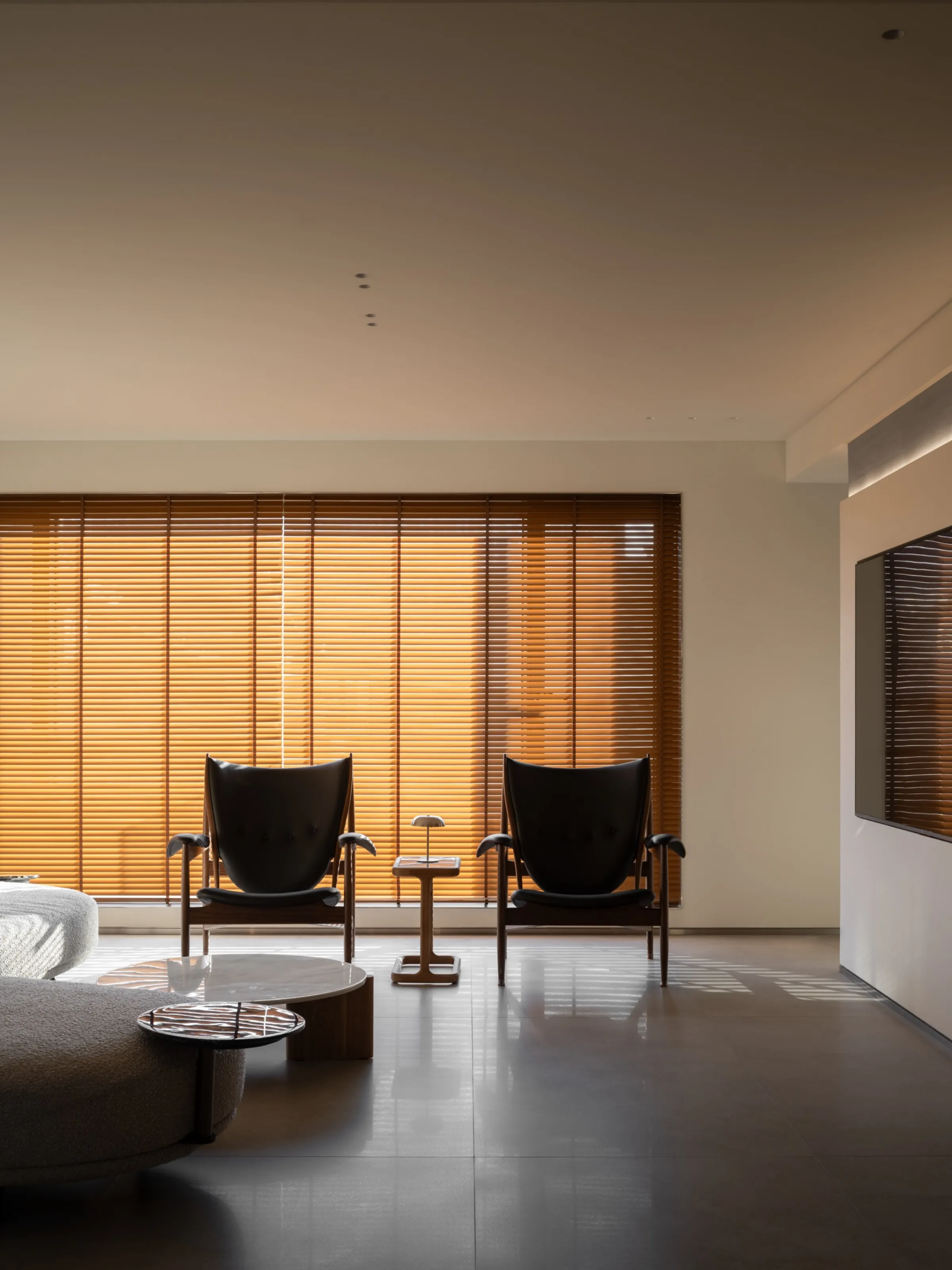 Quiet Luxury Villa with Limestone Look Tiles - Quiet Luxury Living Room with Limestone Look Tiles 12