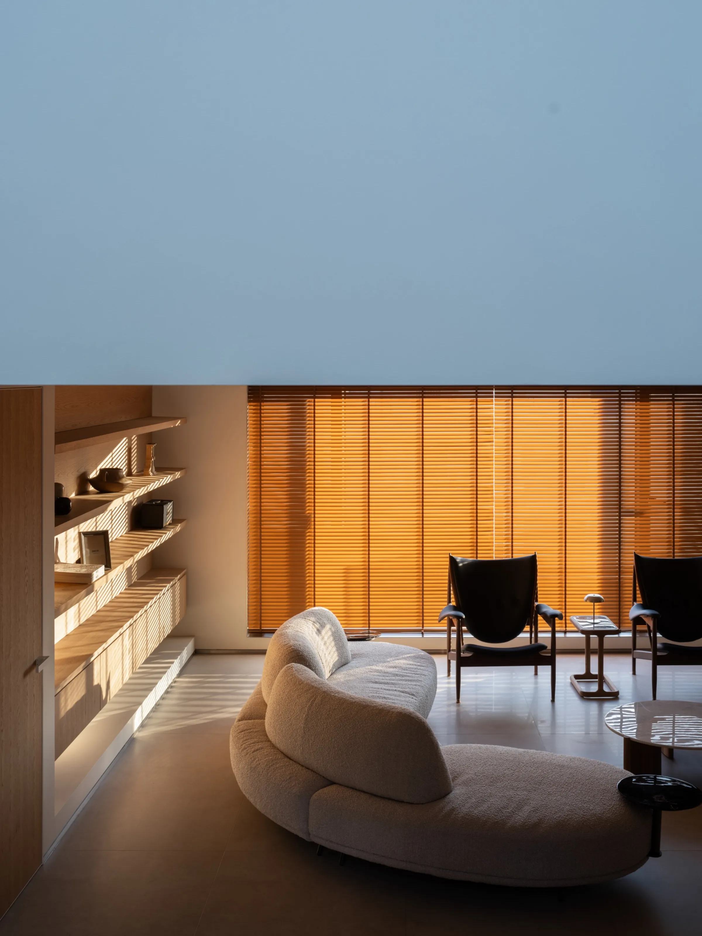 Quiet Luxury Villa with Limestone Look Tiles - Quiet Luxury Living Room with Limestone Look Tiles 5