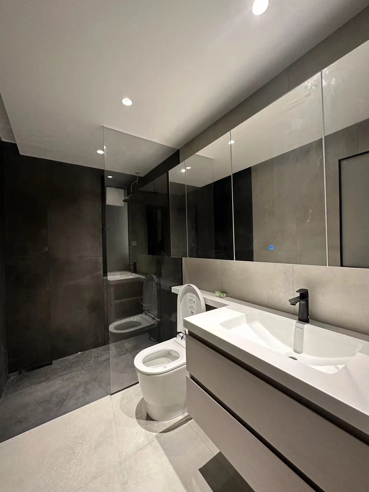 Spa Luxury Bathroom with Stone Look Tiles - Spa Luxury Bathroom with Stone Look Tiles 2