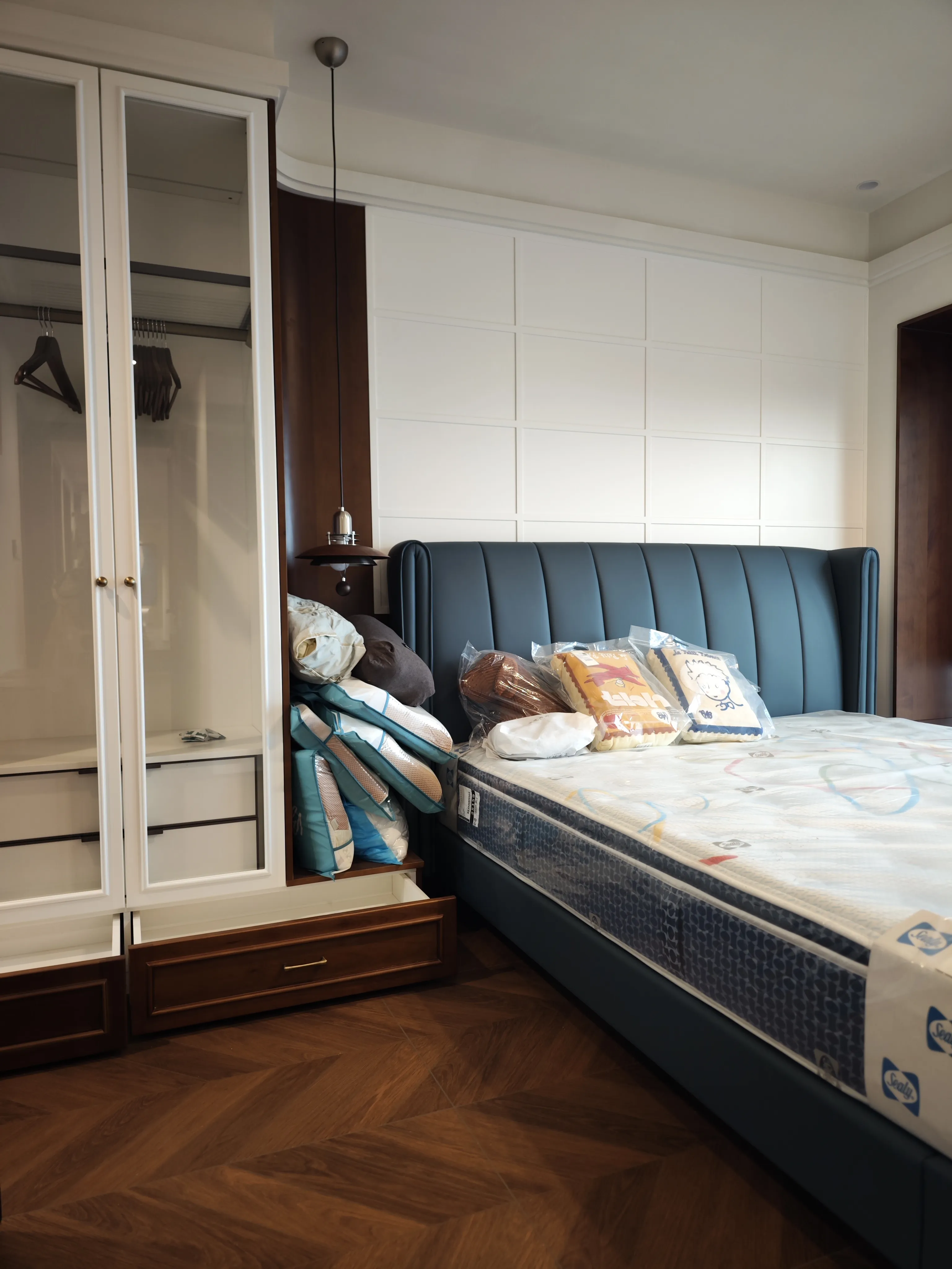 Vintage Apartment with Dark Wood Tiles - Vintage Bedroom with Dark Wood Tiles 1