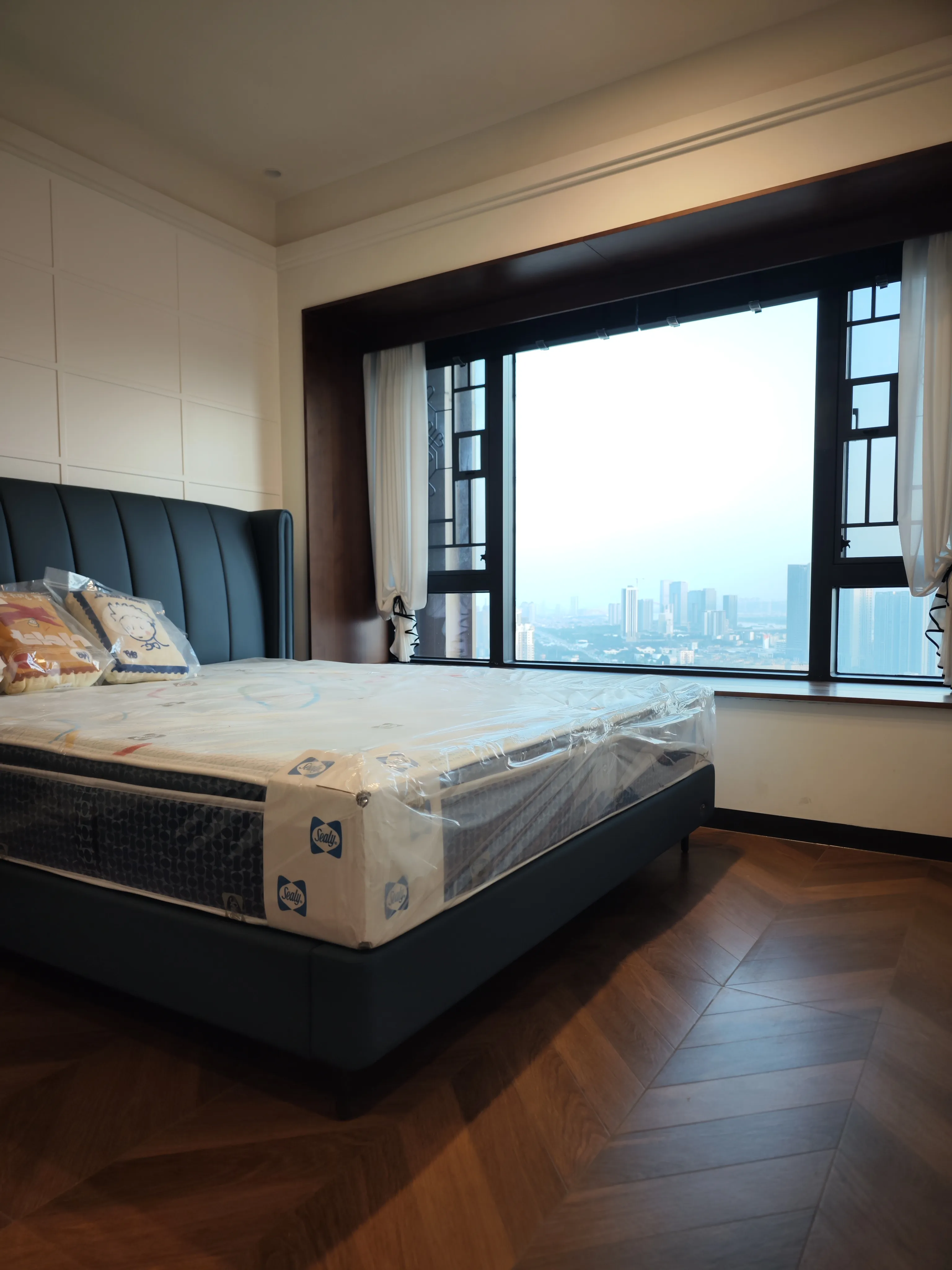 Vintage Apartment with Dark Wood Tiles - Vintage Bedroom with Dark Wood Tiles 3