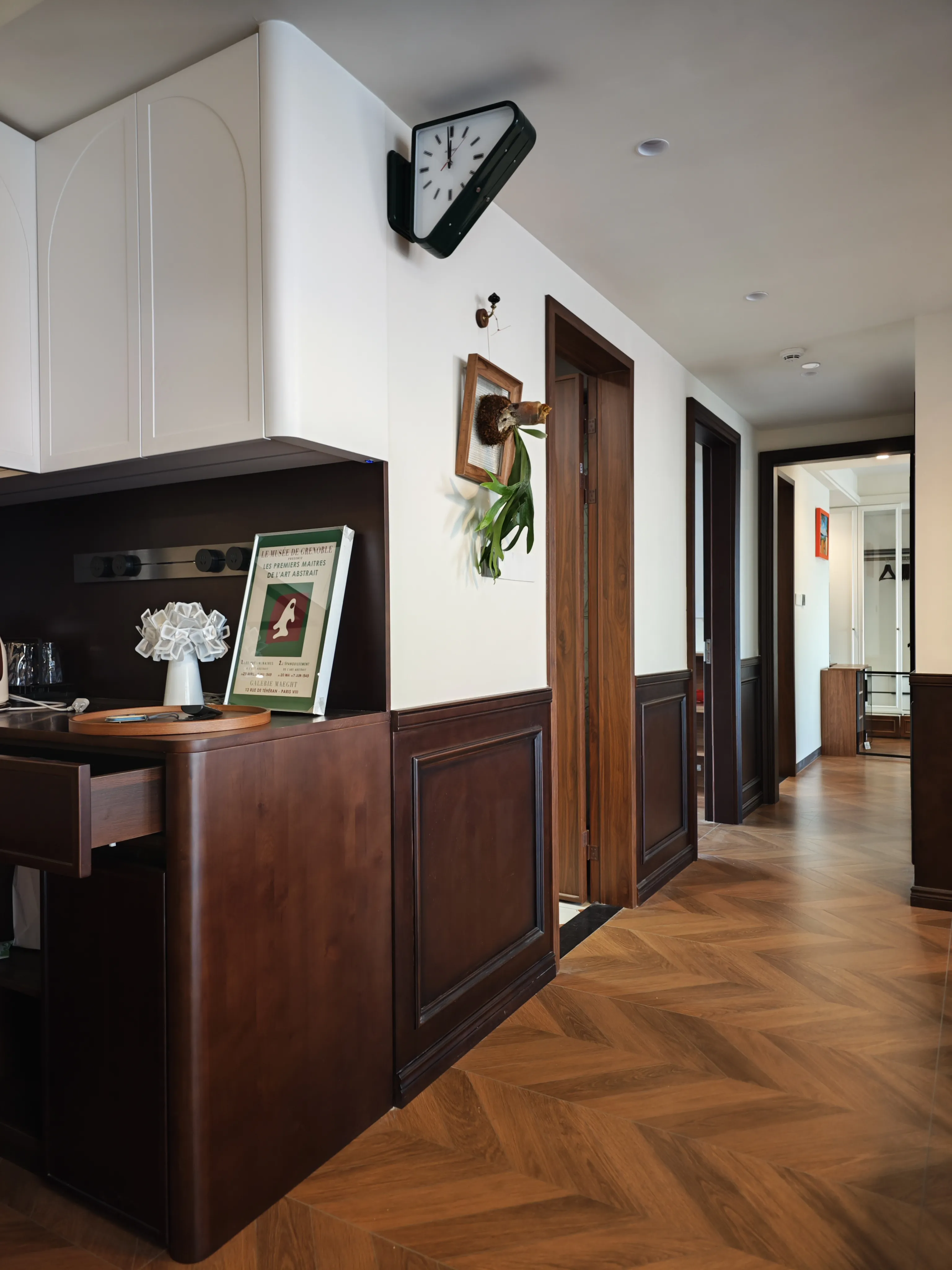 Vintage Apartment with Dark Wood Tiles - Vintage Corridor with Dark Wood Tiles 2