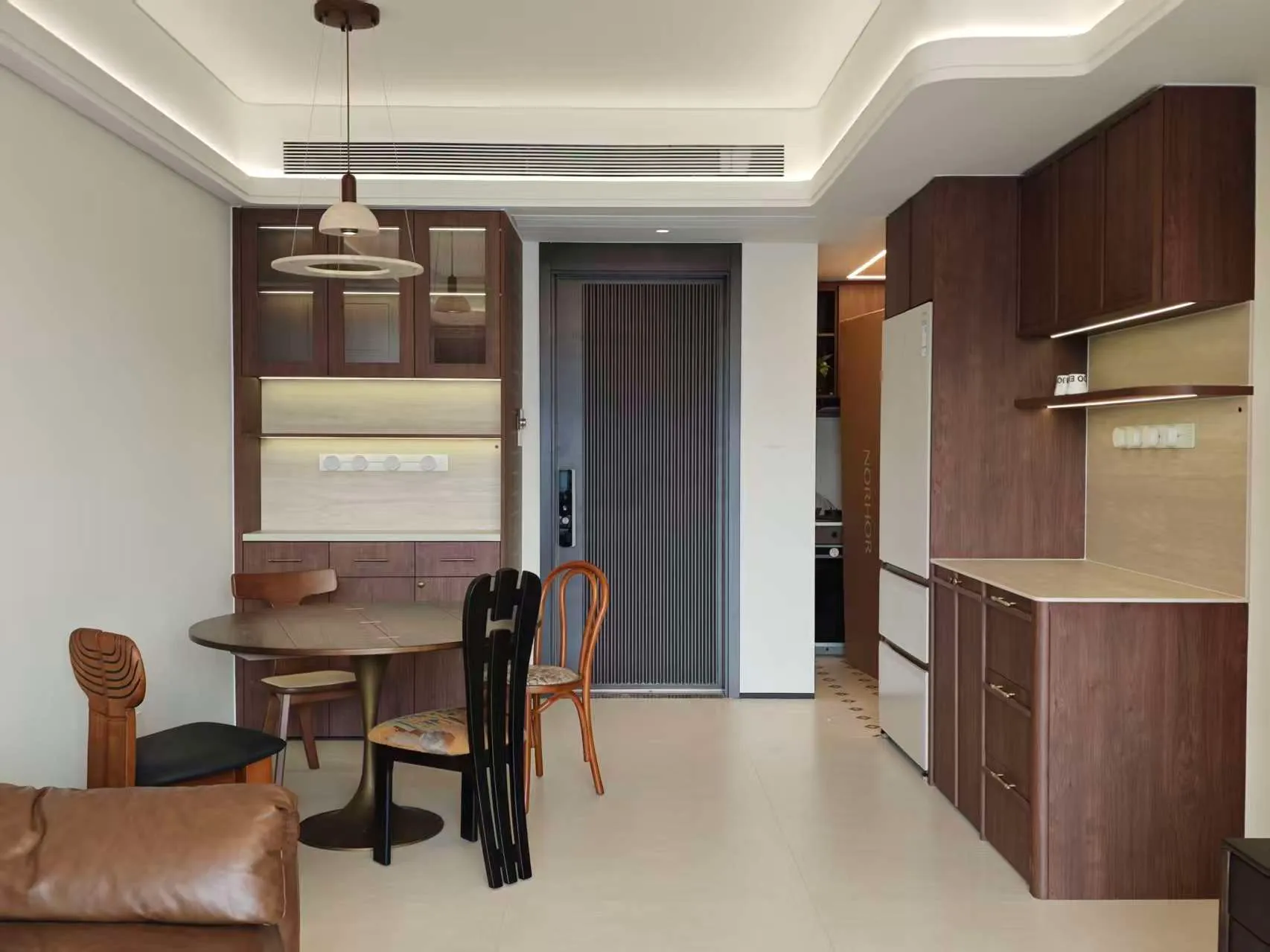 Vintage Apartment with Limestone Look Tiles - Vintage Dining Room with Limestone Look Tiles 1