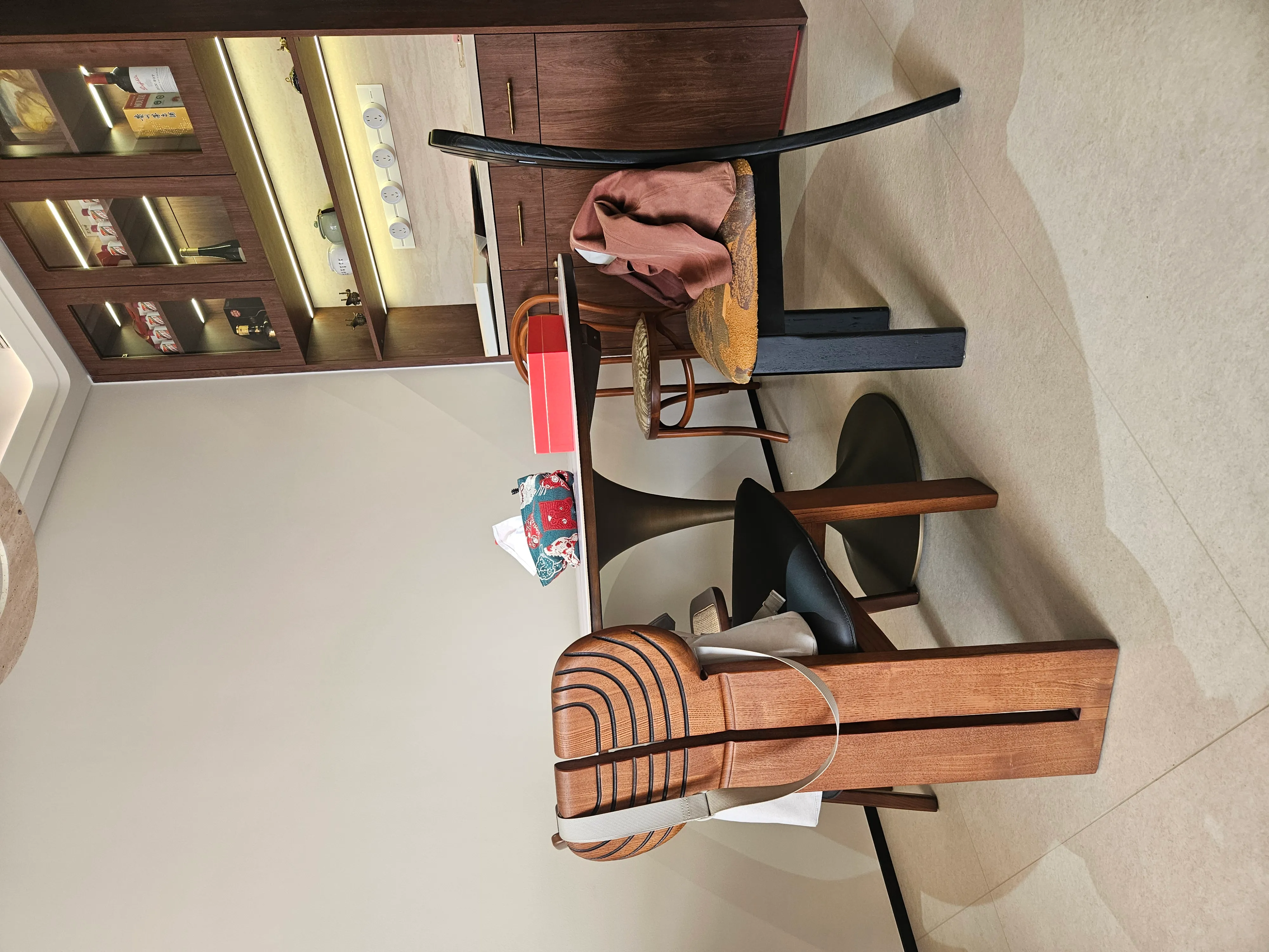 Vintage Apartment with Limestone Look Tiles - Vintage Dining Room with Limestone Look Tiles 2