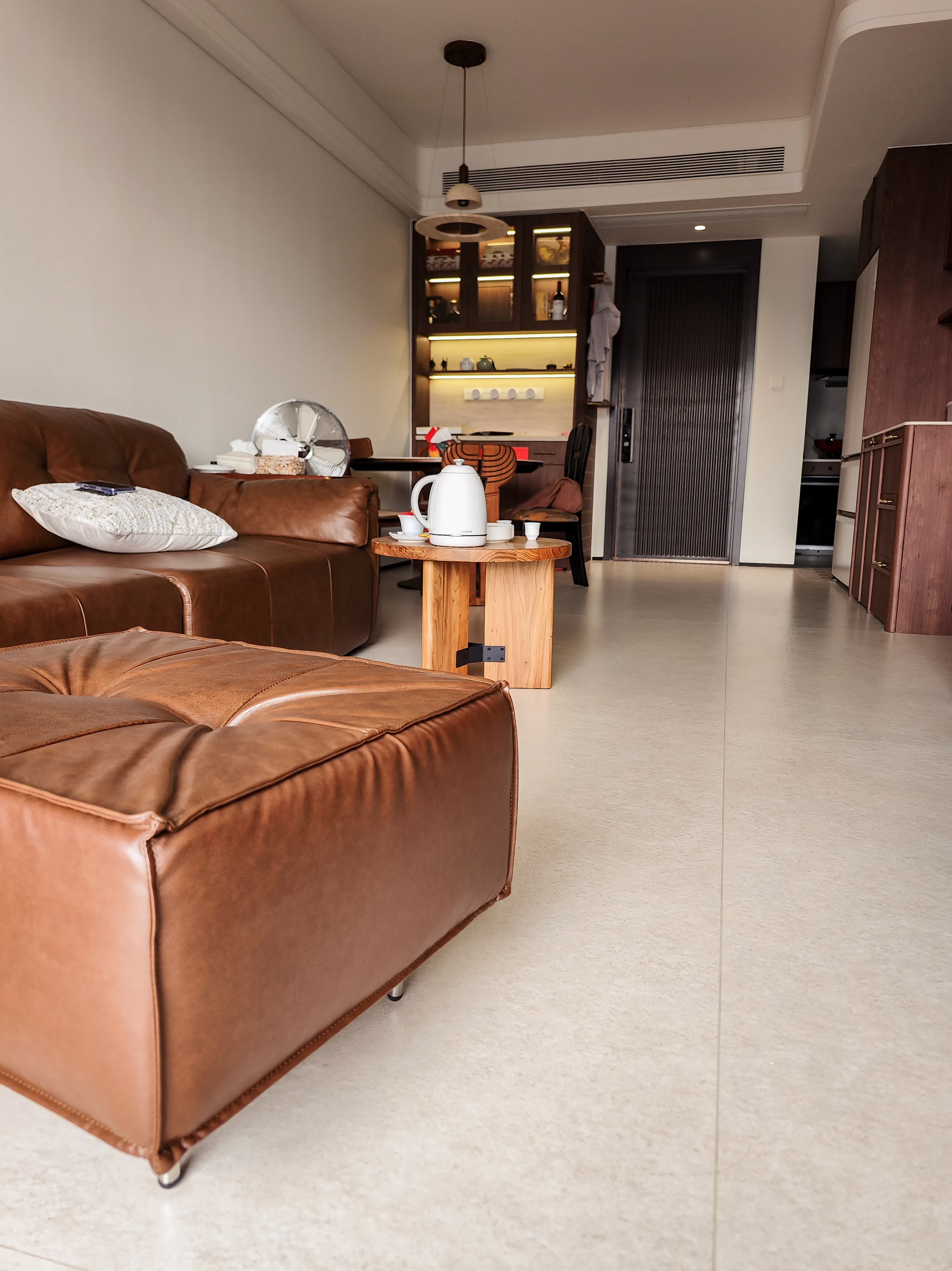 Vintage Apartment with Limestone Look Tiles - Vintage Living Room with Limestone Look Tiles 1