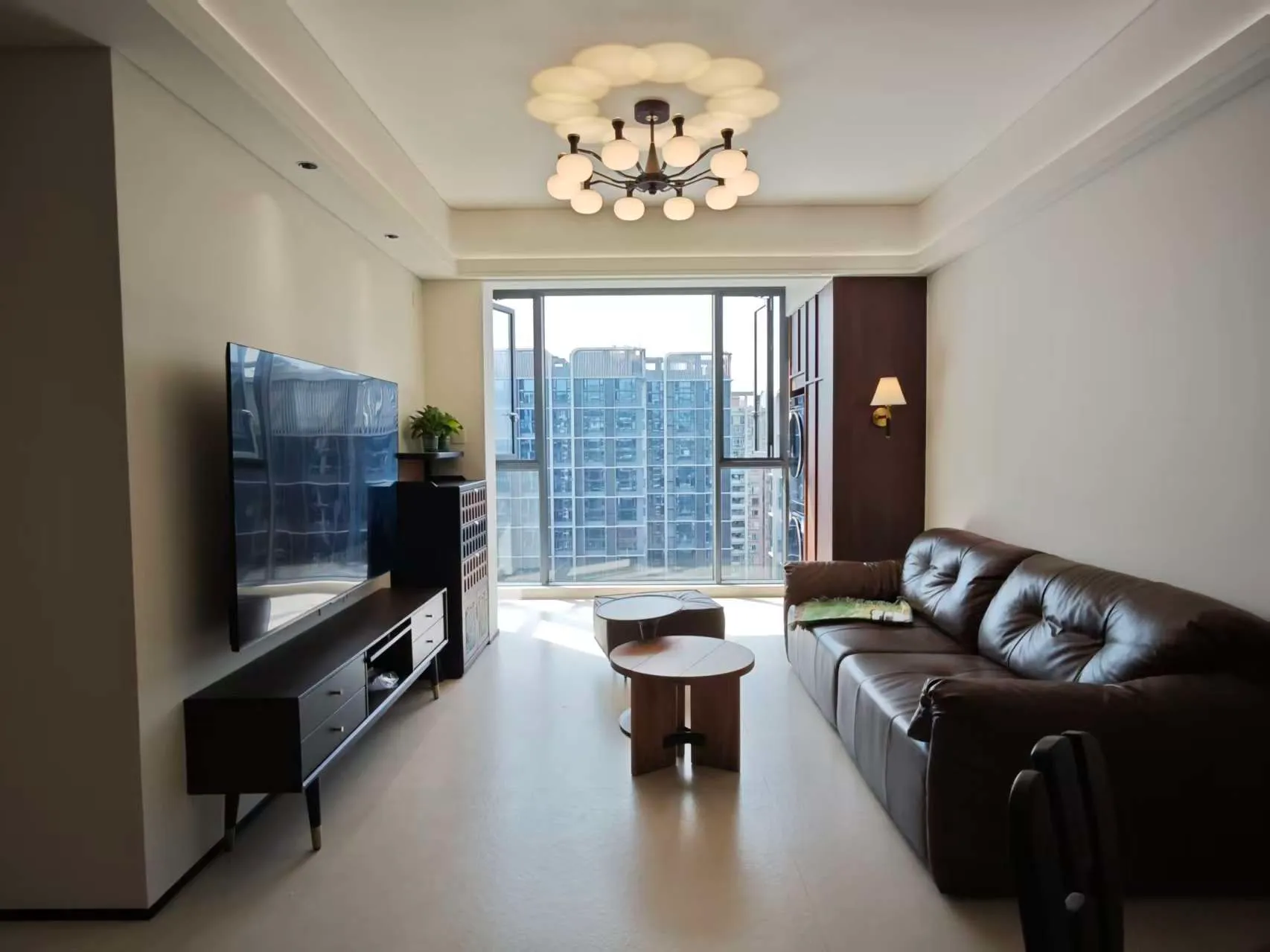 Vintage Apartment with Limestone Look Tiles - Vintage Living Room with Limestone Look Tiles 2