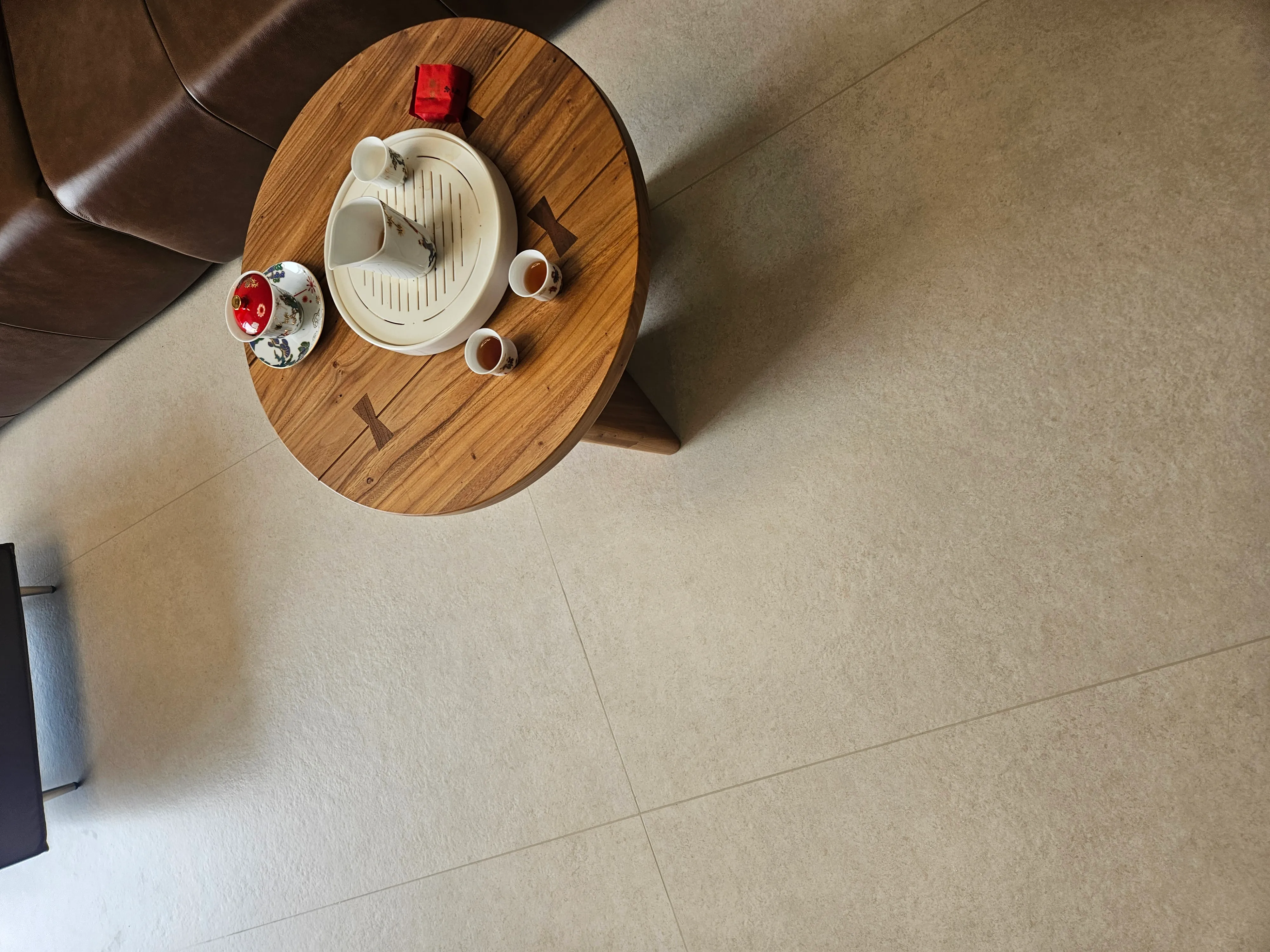 Vintage Apartment with Limestone Look Tiles - Vintage Living Room with Limestone Look Tiles 3