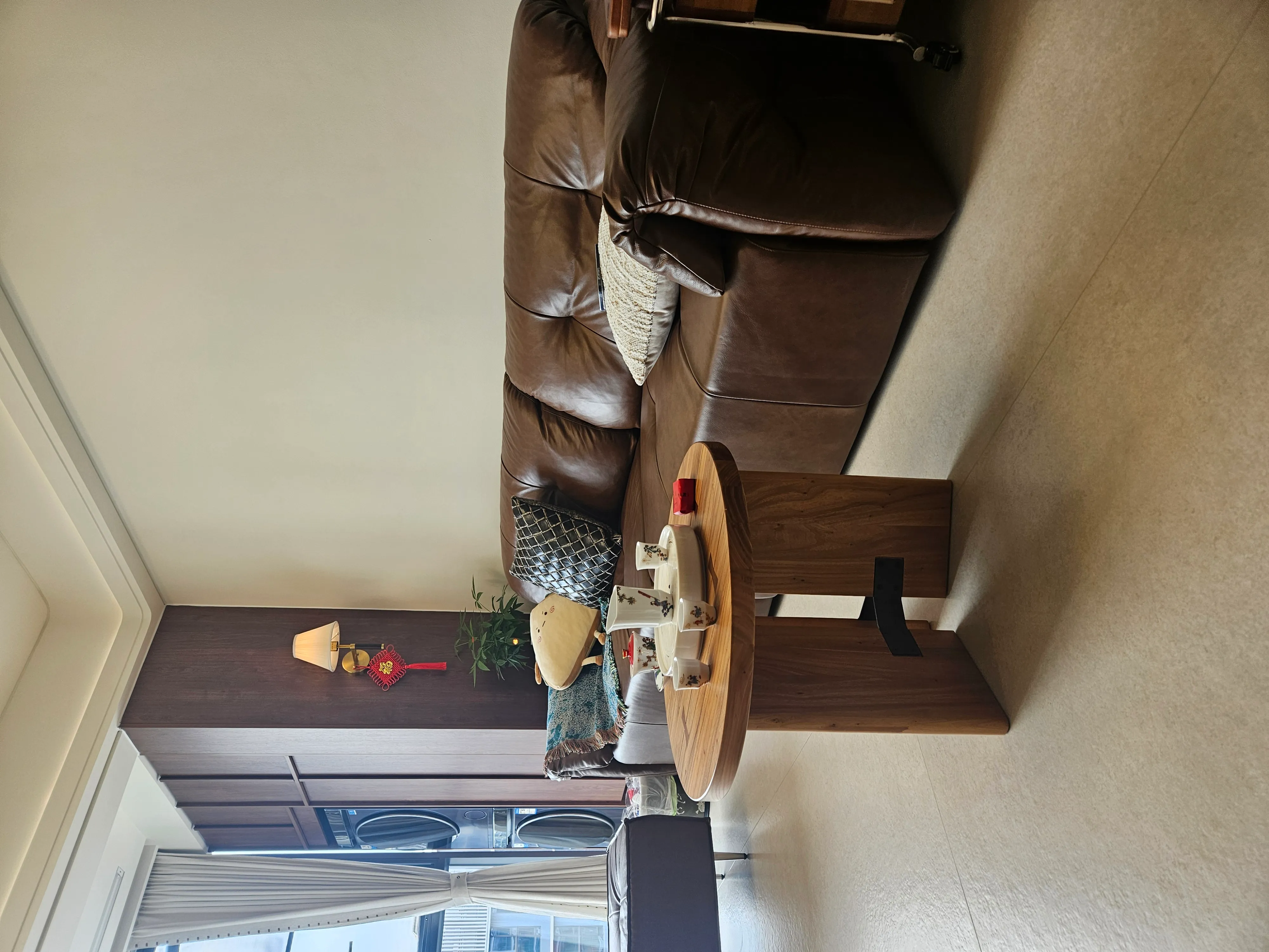 Vintage Apartment with Limestone Look Tiles - Vintage Living Room with Limestone Look Tiles 4