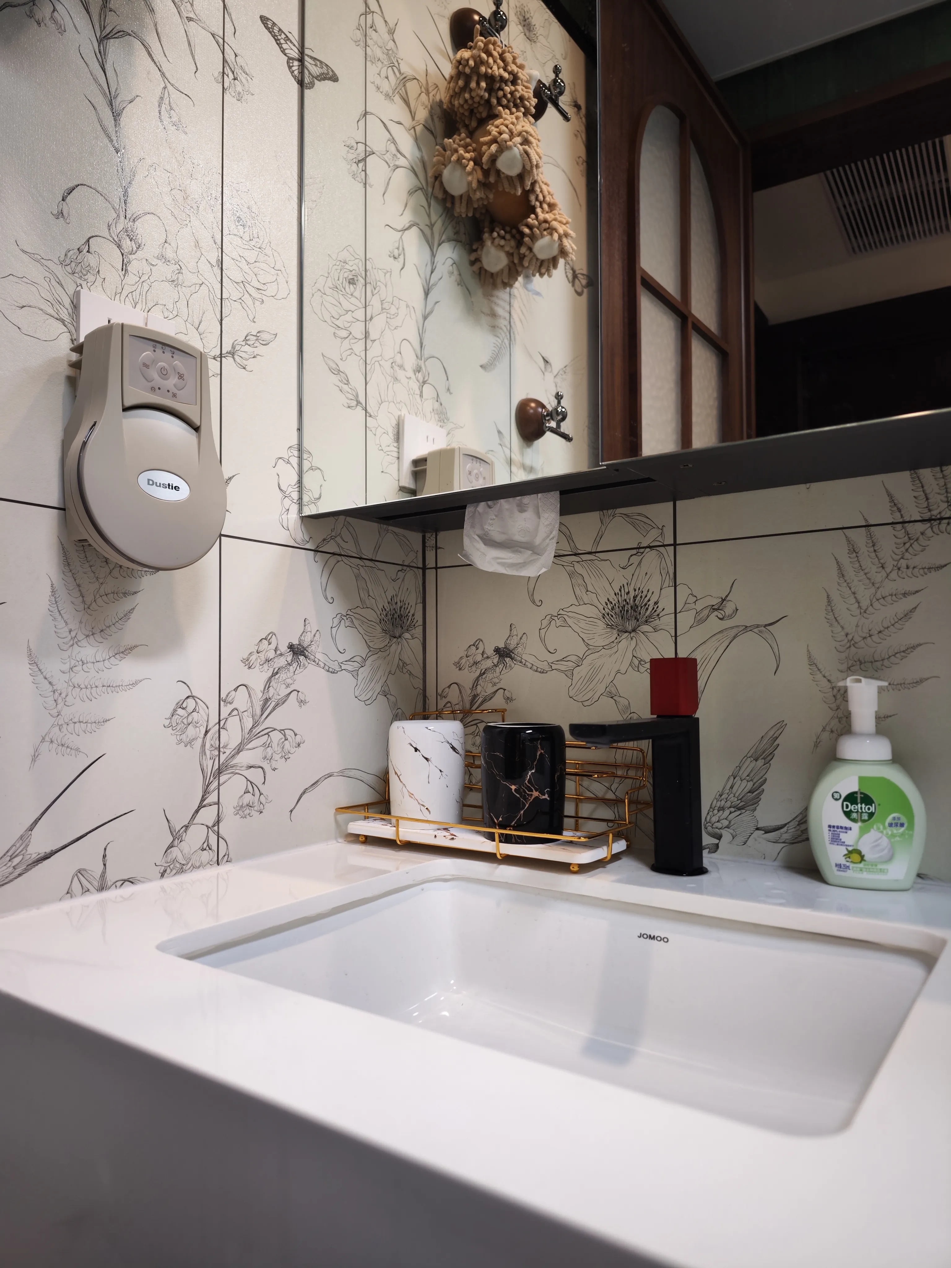 Vintage Bathroom with Decorative Tile - Vintage Bathroom with Decorative Tiles 2