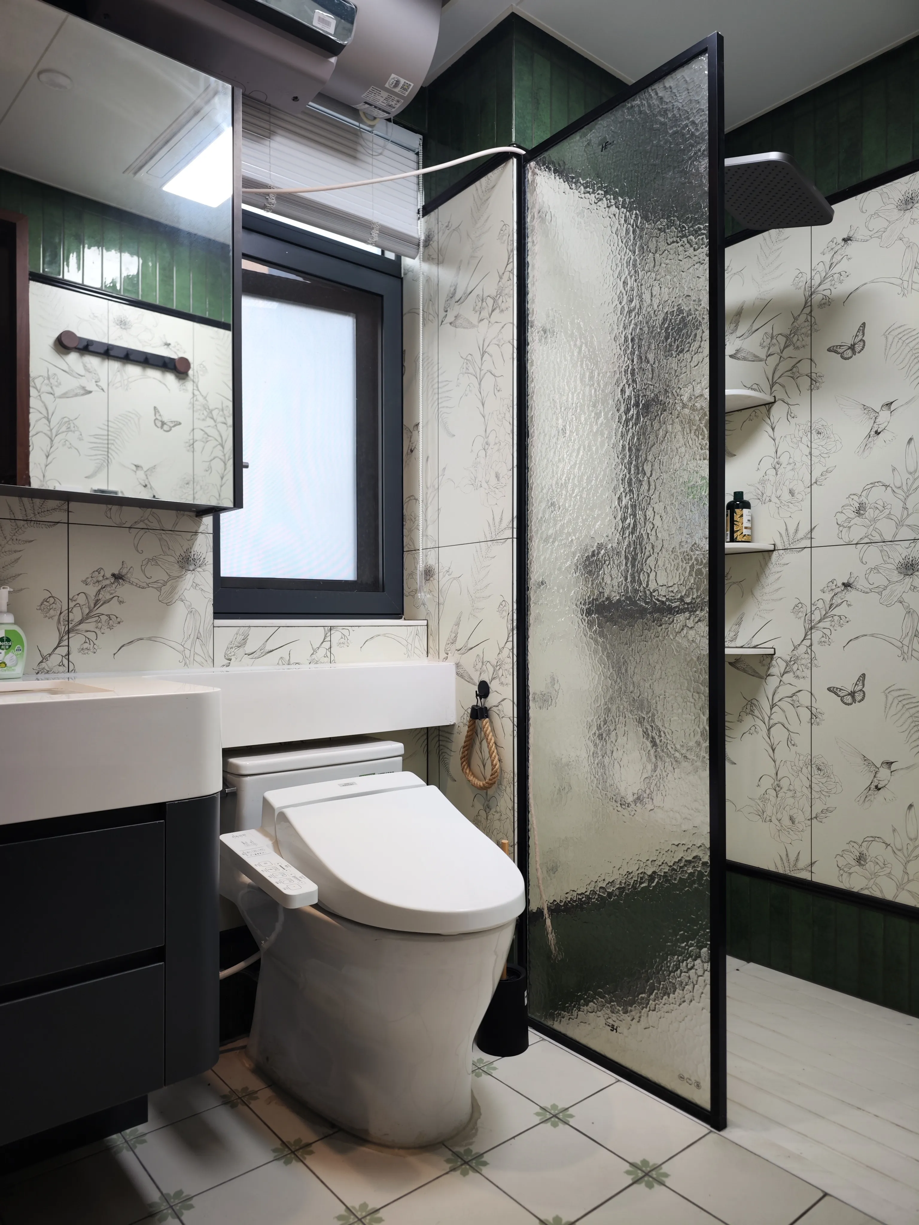 Vintage Bathroom with Decorative Tile - Vintage Bathroom with Decorative Tiles 4