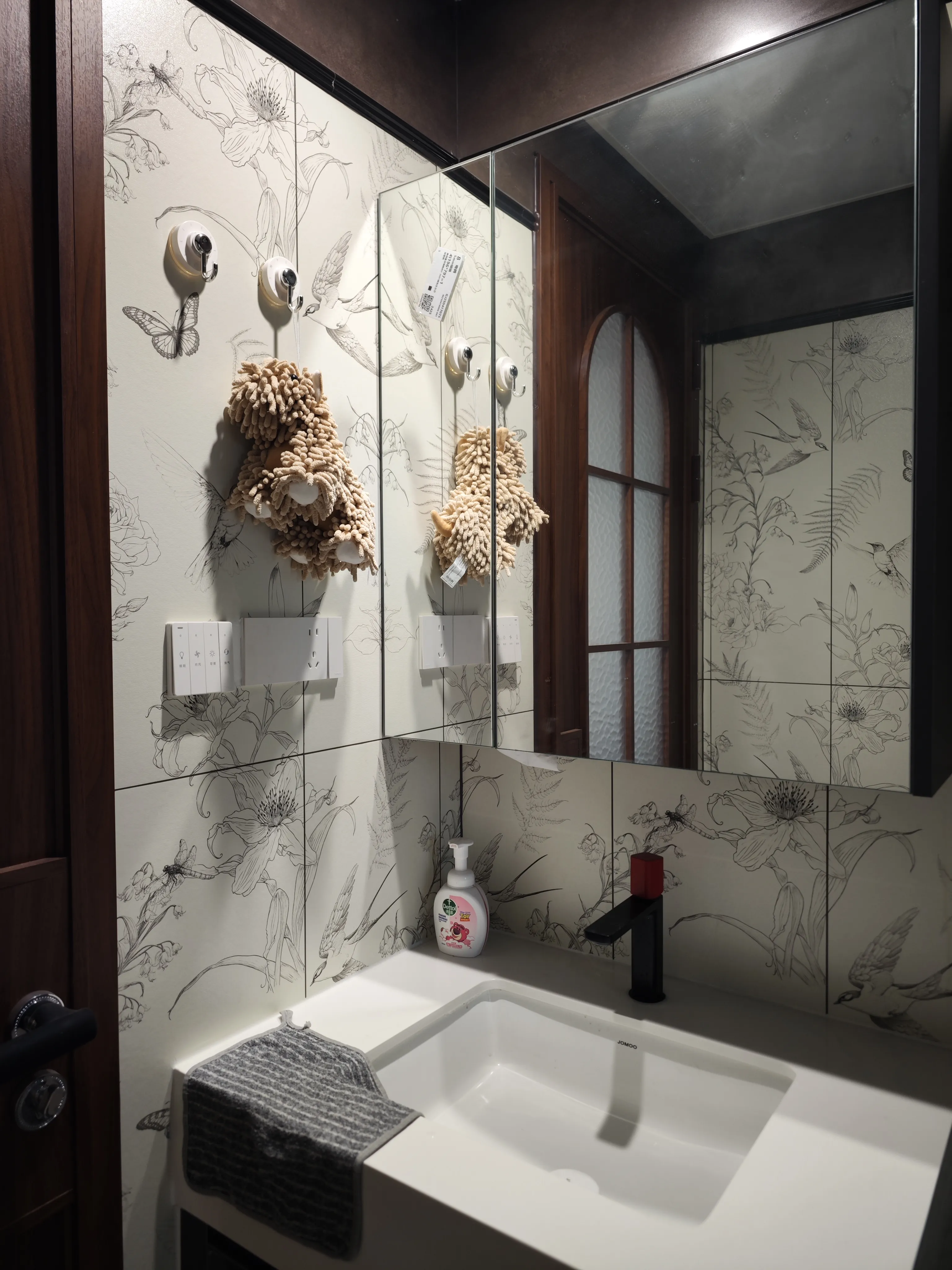 Vintage Bathroom with Decorative Tile - Vintage Bathroom with Decorative Tiles 5