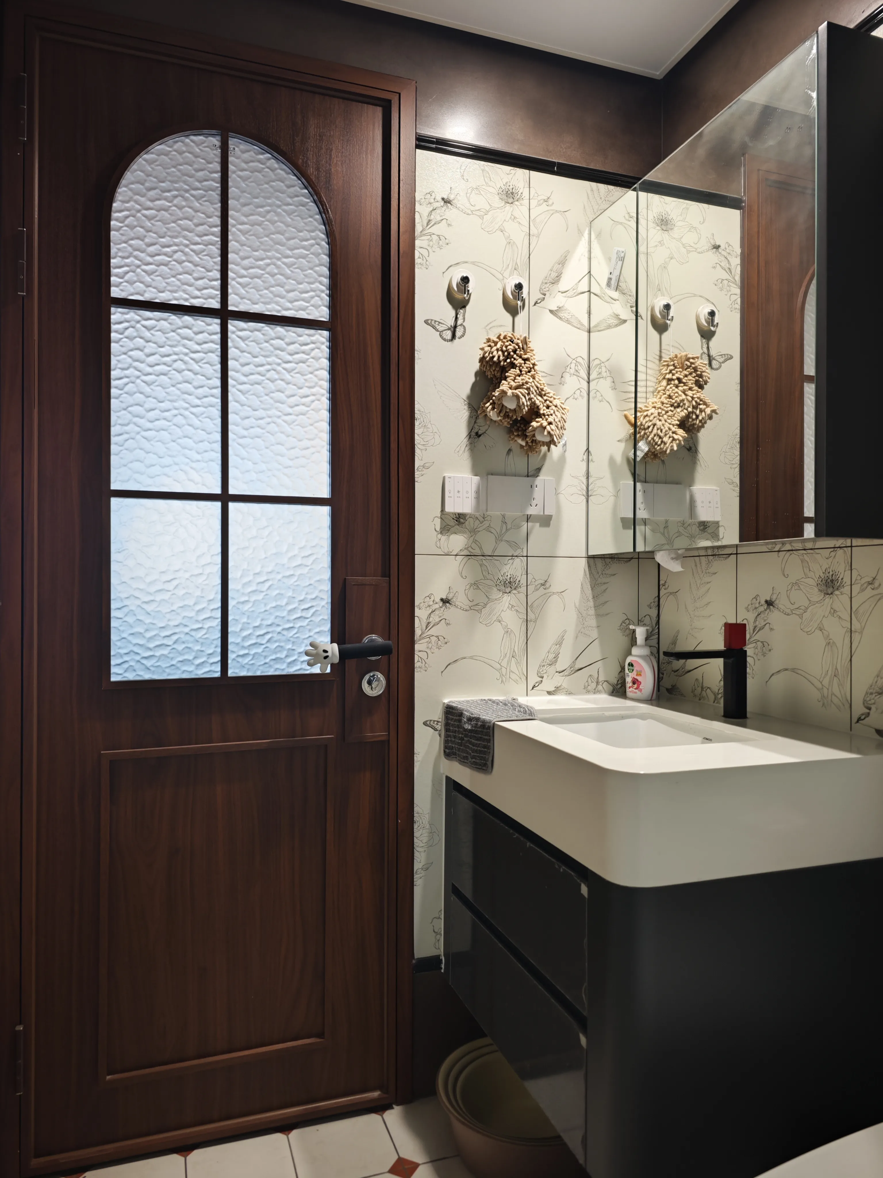 Vintage Bathroom with Decorative Tile - Vintage Bathroom with Decorative Tiles 6