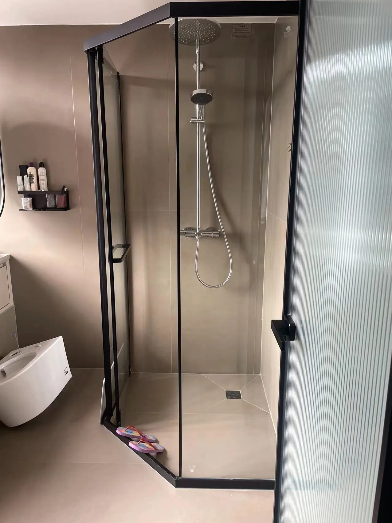 Warm Minimalism Apartment with Microcent Tiles - Warm Minimalism Bathroom with Microcent Tiles