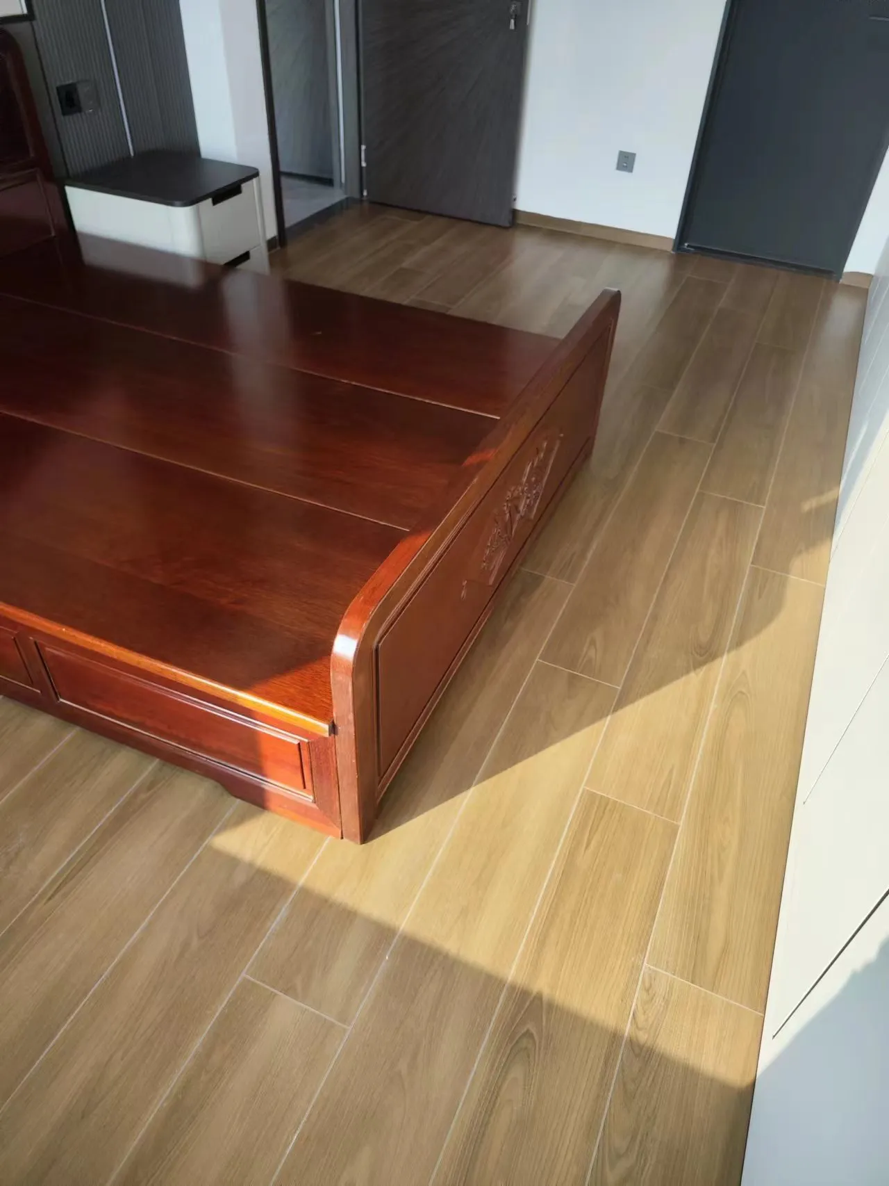 Warm Minimalism Apartment with Wood Look Tiles