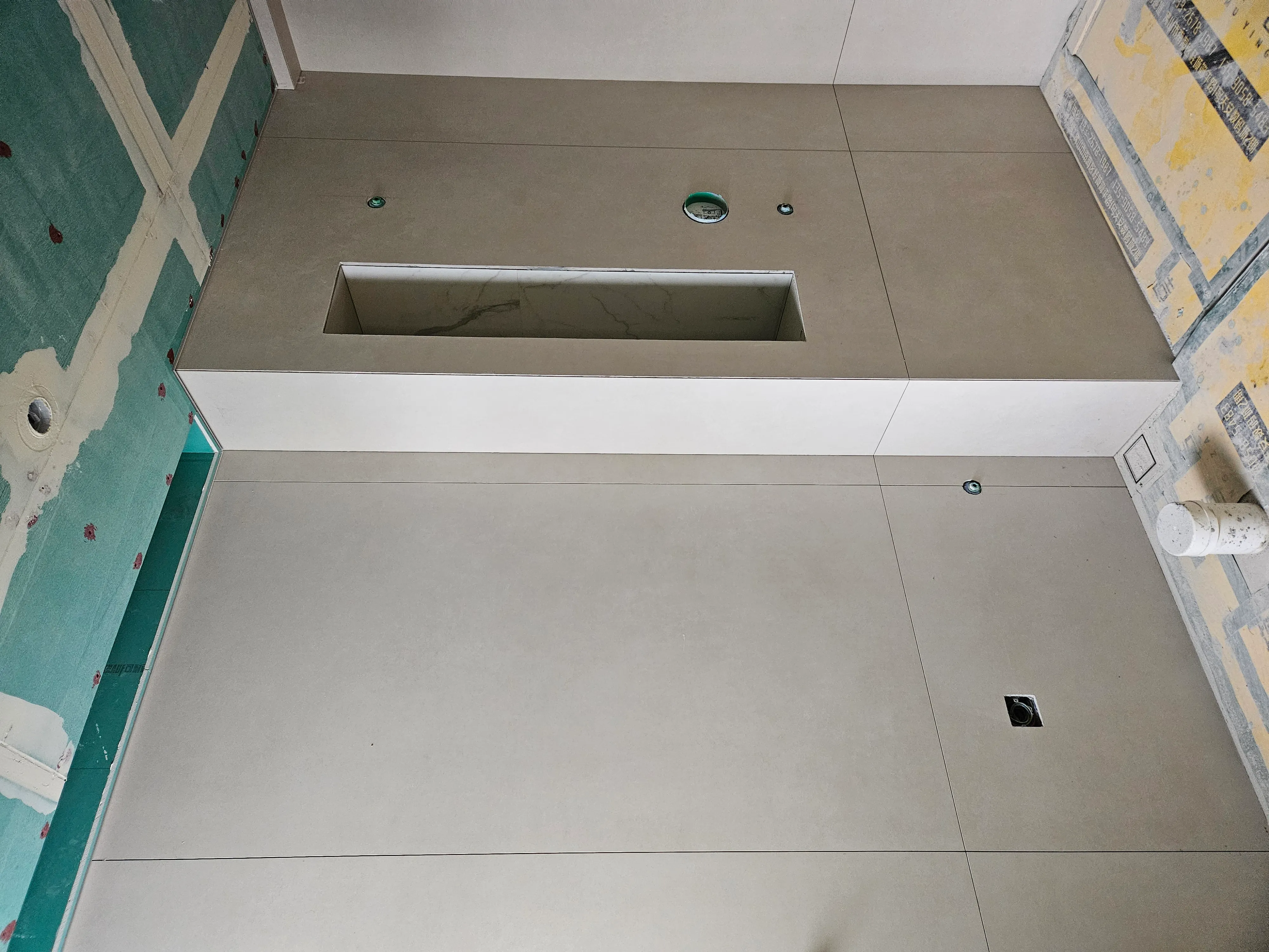 Warm Minimalism Bathroom with Microcement Tiles